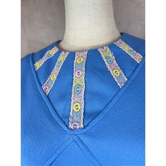Vintage 1970s Mod Blue Shift Dress Floral Embroidered - Picture 4 of 9